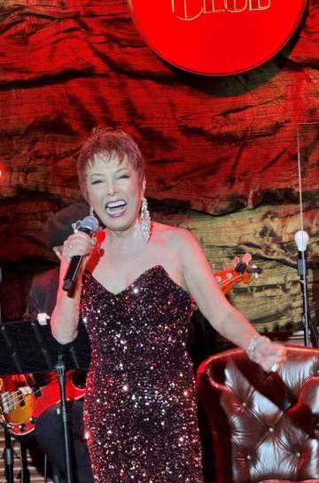 突然登場に驚き 80年代超人気アイドル→女優→教授 久々57歳になった姿 ピーターのライブで壇上に 今も可憐な微笑