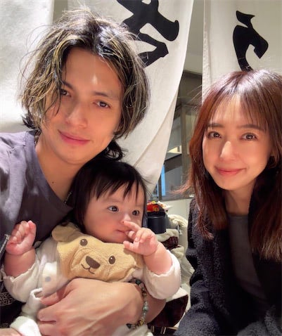 アレクサンダー、妻・川崎希＆9ヶ月次女と餃子店へ グーちゃん「はやく餃子食べたいばぶ」