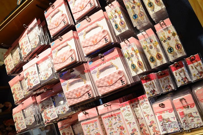 ミニーとデイジーが描かれた大人可愛いグッズがずらり/ディズニーシー