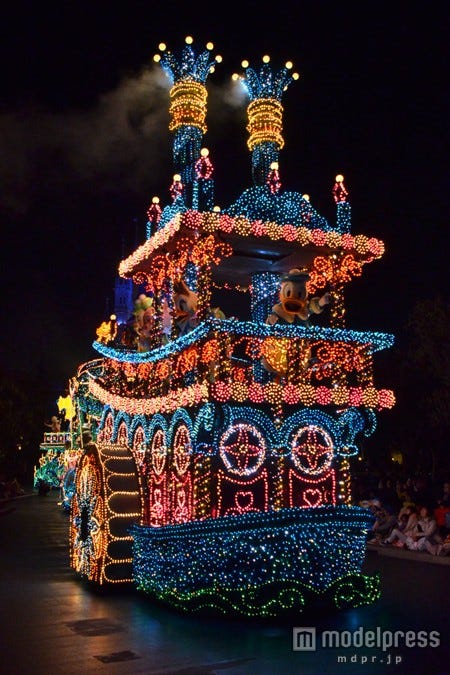 「東京ディズニーランド・エレクトリカルパレード・ドリームライツ」もクリスマス仕様に