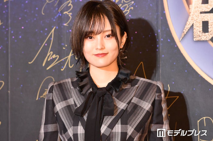山本彩、すらり二の腕際立つノースリコーデで細田守展満喫「乙女モードも素敵」「オーラがすごい」の声
