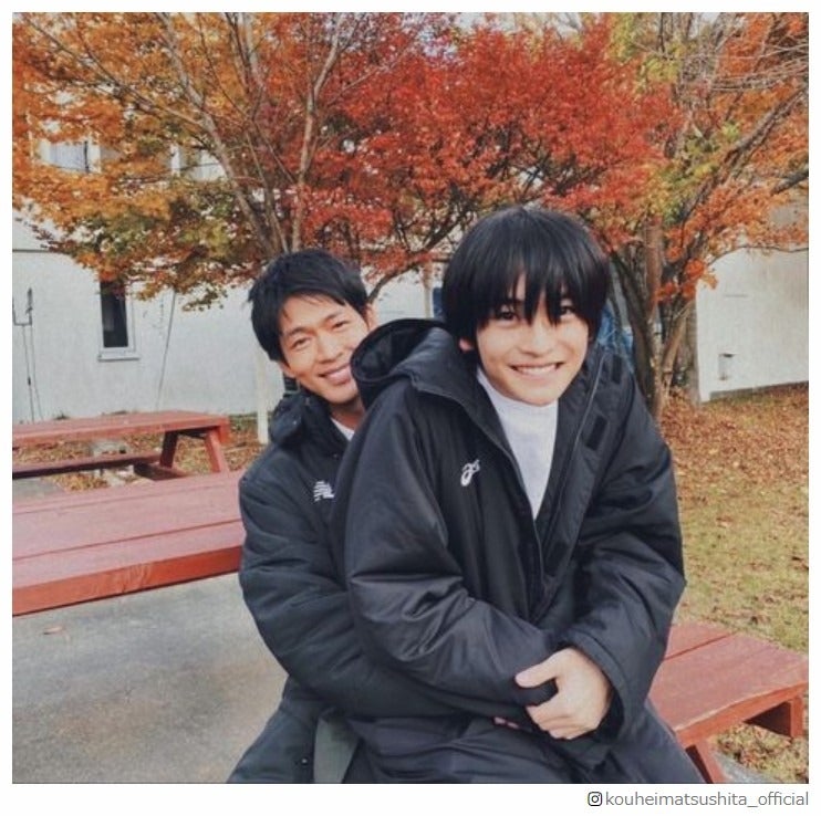 「最愛」松下洸平＆高橋文哉、密着2ショット公開「膝の上をお借りしました」