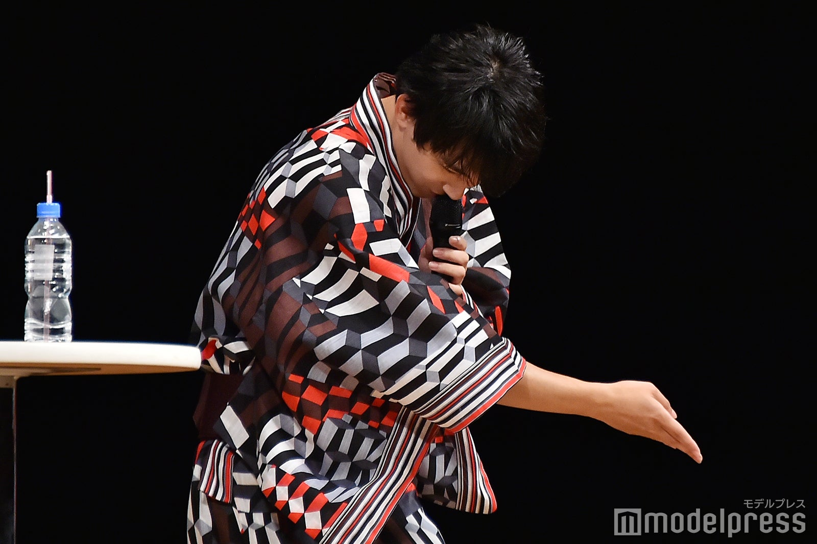 「女斬り」のジェスチャー（C）モデルプレス