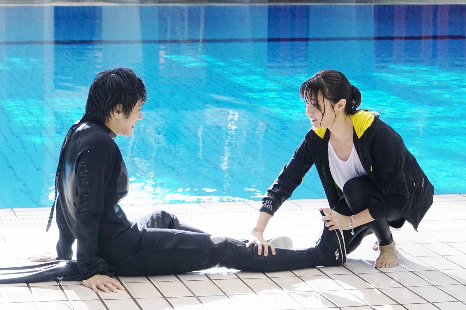 松山ケンイチ、深田恭子／ドラマ『隣の家族は青く見える』第1話より（C）フジテレビ