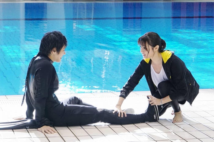 松山ケンイチ、深田恭子/ドラマ『隣の家族は青く見える』第1話より(C)フジテレビ