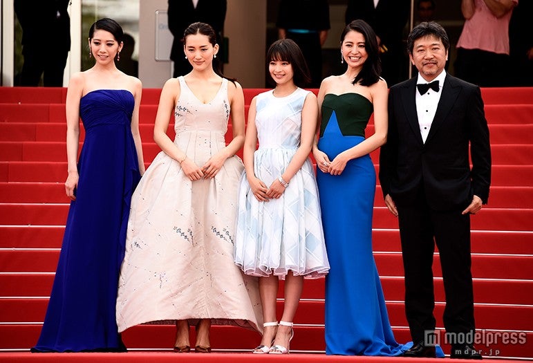 「第68回カンヌ国際映画祭」レッドカーペットに登場した（左から）夏帆、綾瀬はるか、広瀬すず、長澤まさみ、是枝裕和監督【モデルプレス】