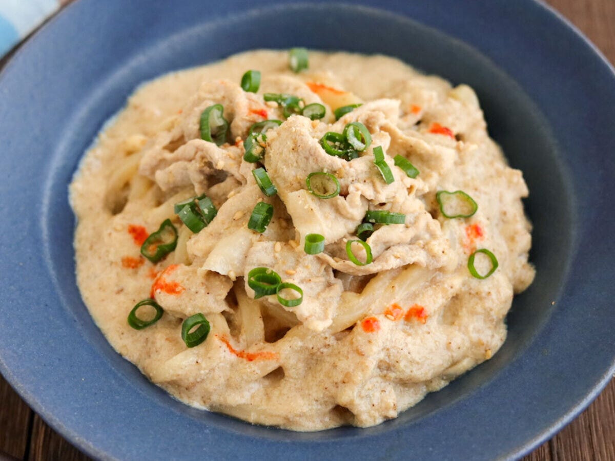 青いお皿に盛り付けられた豚しゃぶ豆乳うどんの全体像