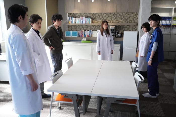 (左から)高橋努、勝地涼、片桐仁、瀧本美織、浜辺美波、高橋文哉/「ドクターホワイト」第4話より (C)カンテレ
