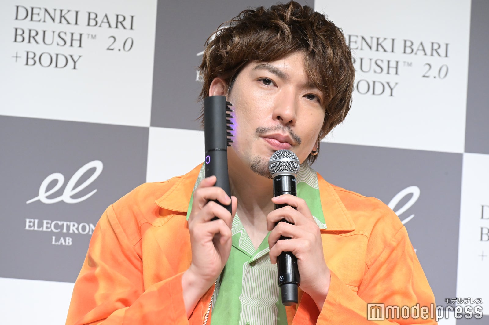 美容電機器を使うりんたろー。（C）モデルプレス
