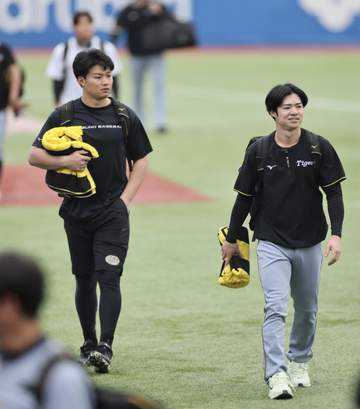 阪神・中野と森下がともに球場入り 前日ヤクルト戦で自打球受け途中交代