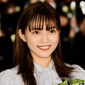 川口春奈 電車移動で 仰天 体験 すっぴん眼鏡姿で モデルプレス