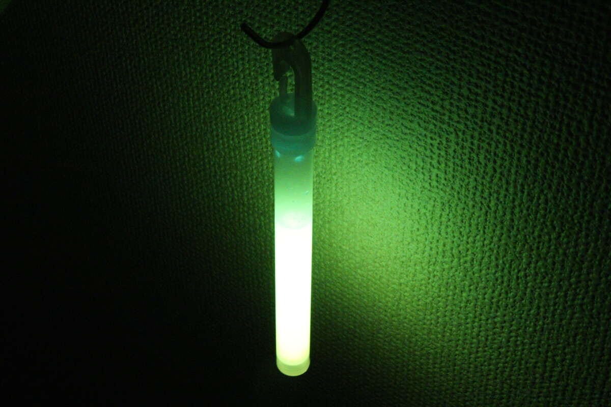 暗闇で緑色に発光しているライトスティック