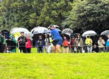 鈴木愛と高橋彩華が同スコア首位で後半へ