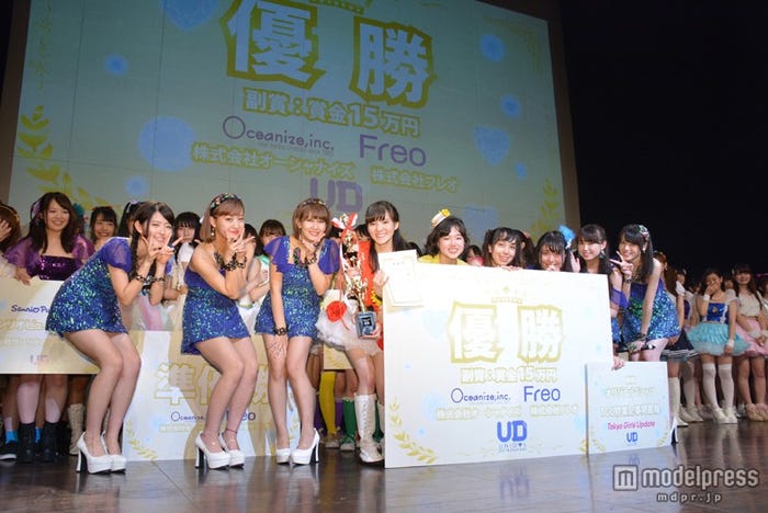 ℃-uteが上智大学の「SPH mellmuse」を祝福