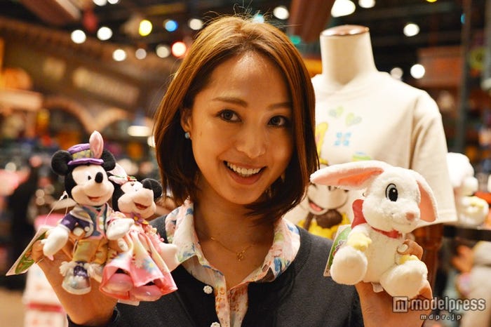 ミッキー、ミニー、しっぽがミッキーになっているうさぎのぬいぐるみ(モデル:福間文香)