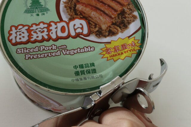 ダイソーの回転式缶オープナーのつまみを回す