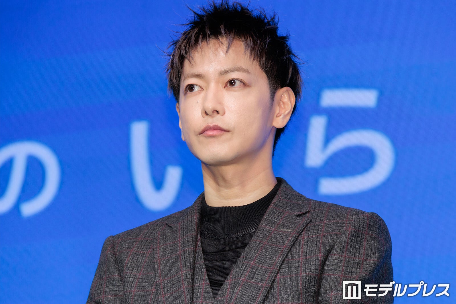 佐藤健、短髪姿で雰囲気ガラリ シックなスーツ姿で圧巻オーラ放つ