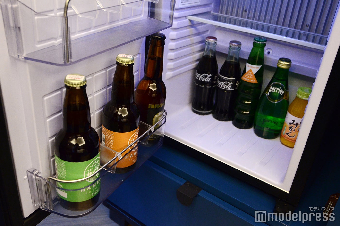 冷蔵庫には地元・羽田ブルワリーのビールを用意／メルキュール東京羽田エアポート（C）モデルプレス