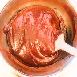手順1：湯煎にかけたチョコレートとバターに砂糖、溶いた卵を加え混ぜる／画像提供：柏原歩