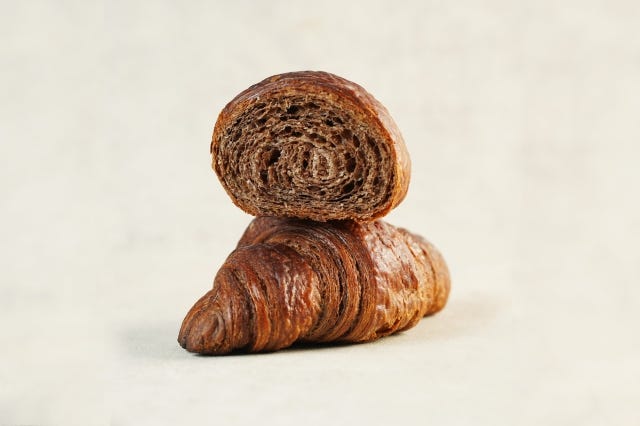 通常の約3倍・108層…！高級食パン専門店が作る「唯一無二のクロワッサン」