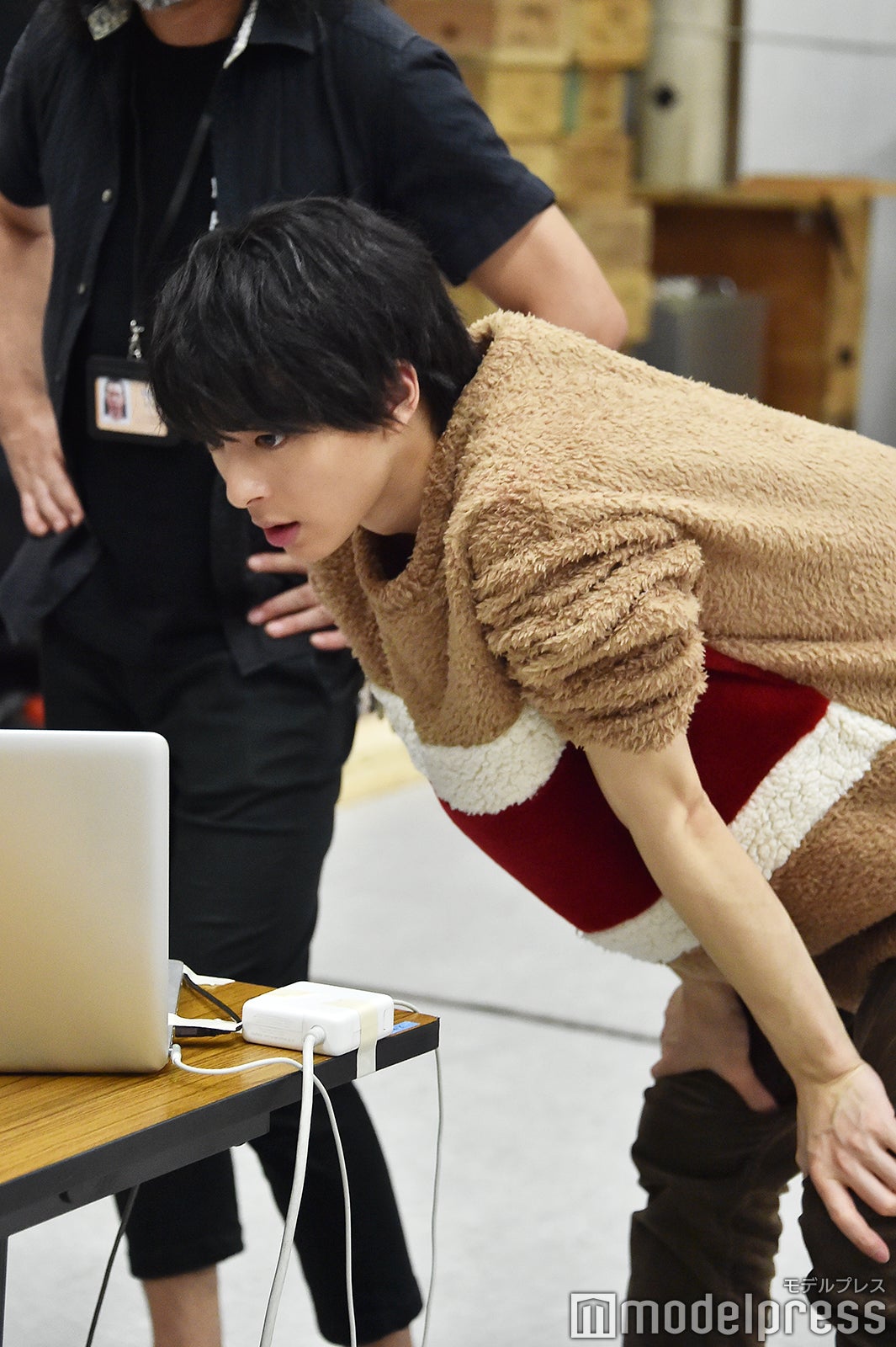 真剣にモニターチェック（C）モデルプレス