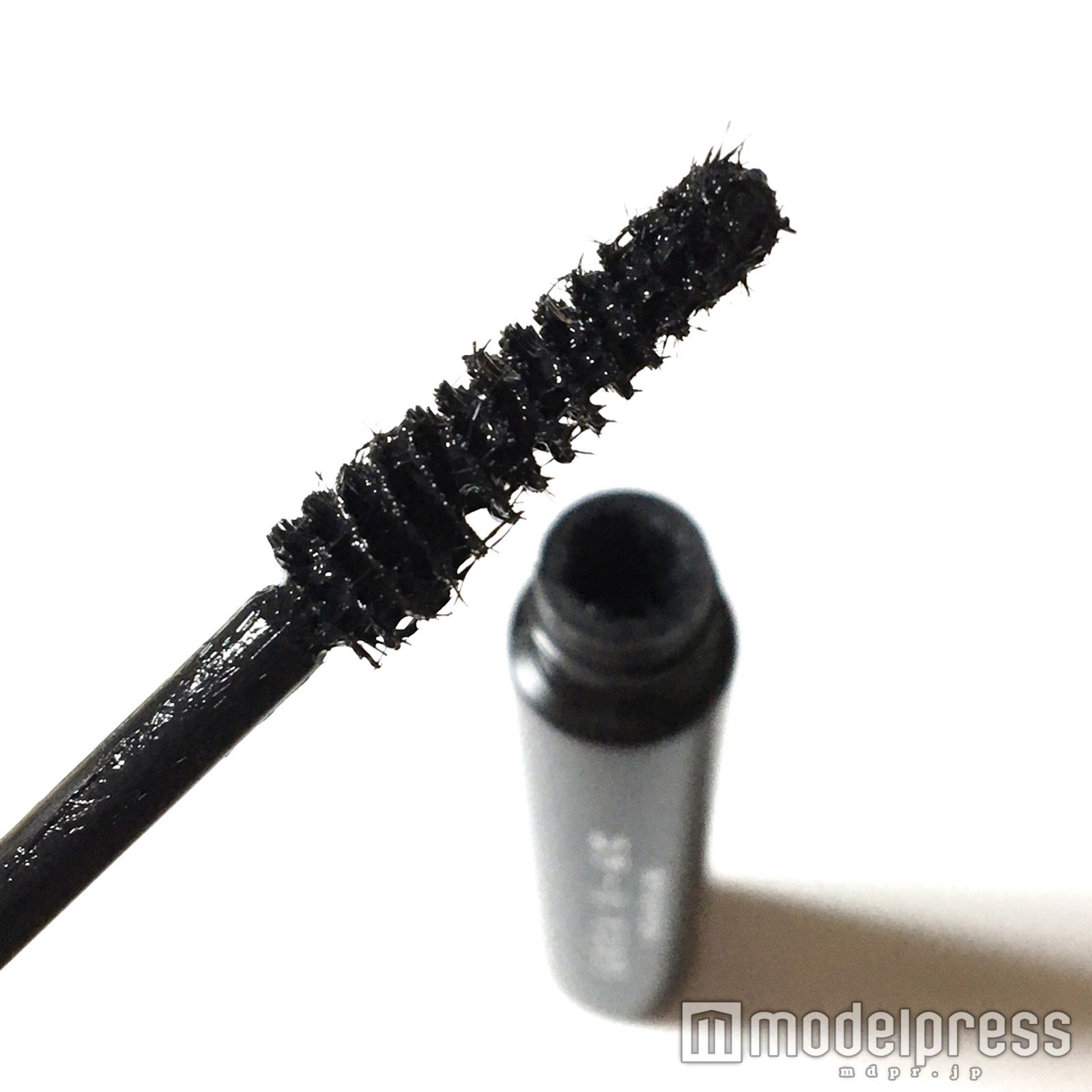 下まつ毛も塗りやすい先細ブラシ／写真：るん（C）モデルプレス