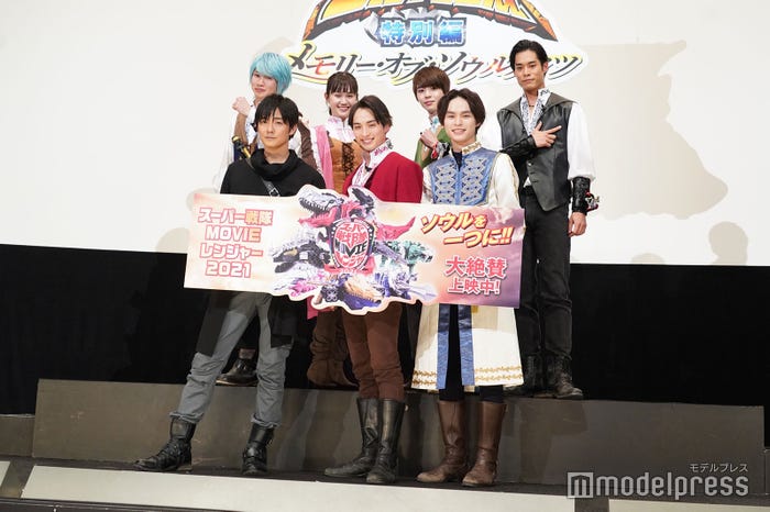 (後列左から)綱啓永、尾碕真花、小原唯和、岸田タツヤ(前列左から)長田成哉、一ノ瀬颯、兵頭功海(C)モデルプレス