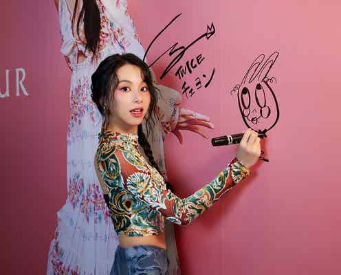 TWICEチェヨン、美ウエスト披露 銀座降り立ちオリジナルイラスト描く
