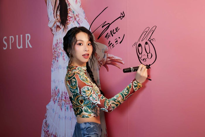 TWICEチェヨン、美ウエスト披露 銀座降り立ちオリジナルイラスト描く