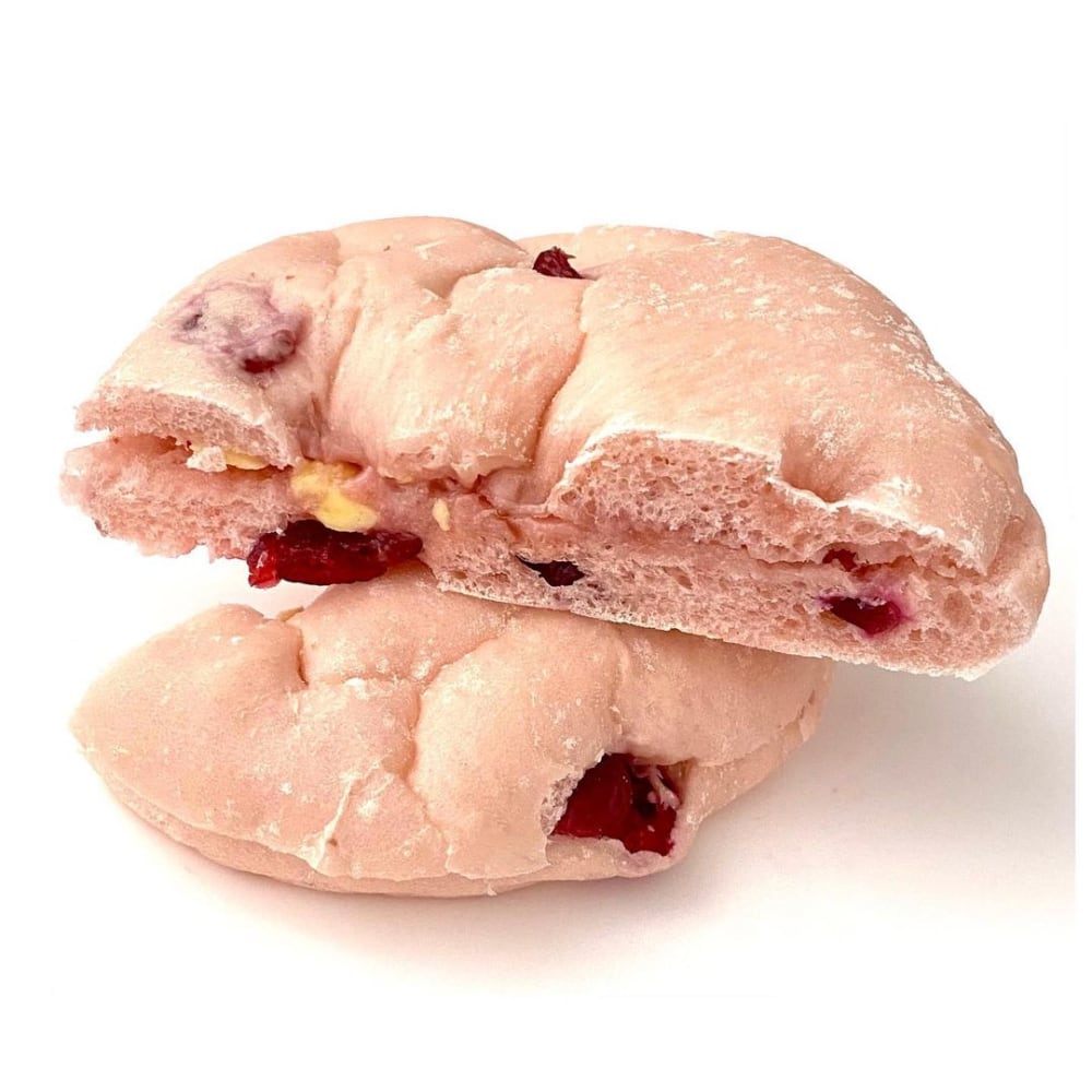 ローソンのいちごのフォカッチャいちごバターに追いバターを半分に切った写真