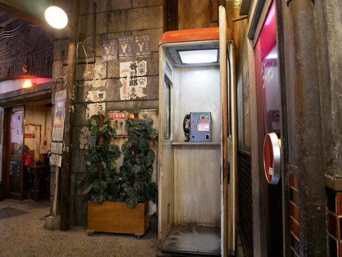 昭和の電話ボックス。写真を手掛かりにして作ったのだとか(2022年6月15日撮影)