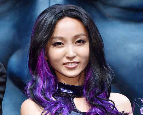 吉木りさ、和田正人と交際宣言後初の公の場 セクシー衣装で松平健を悩殺