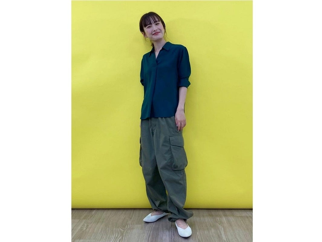 ラフなボトムスと合わせたきれいめカジュアルコーデにも　出典：StyleHint