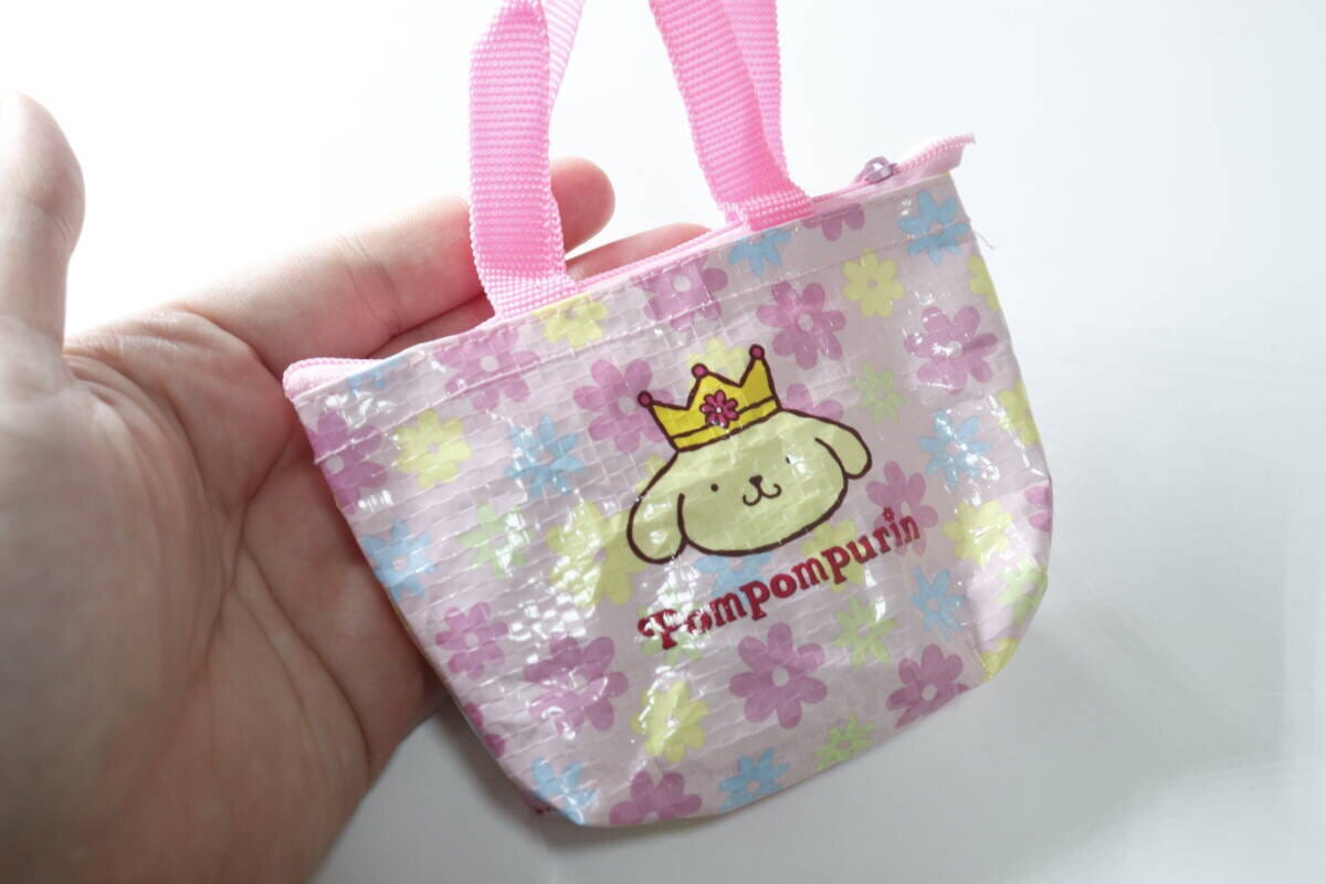 手のひらに乗せたポムポムプリンのマイクロバッグチャーム 手のひらに乗せたポムポムプリンのマイクロバッグチャーム