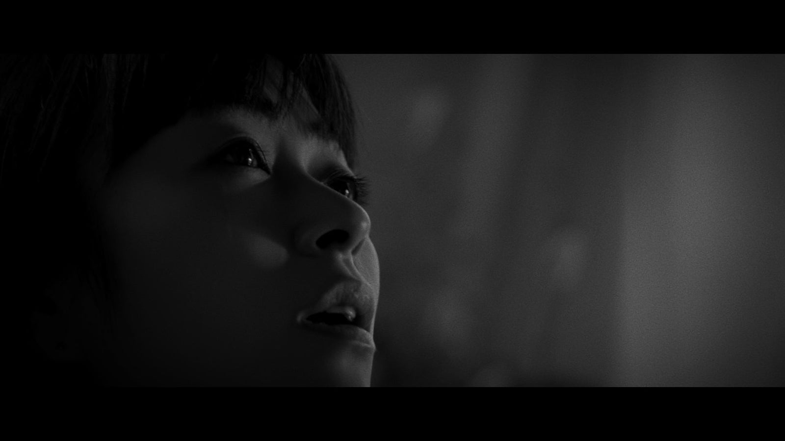 宇多田ヒカル出演「花束を君に」ミュージックビデオより