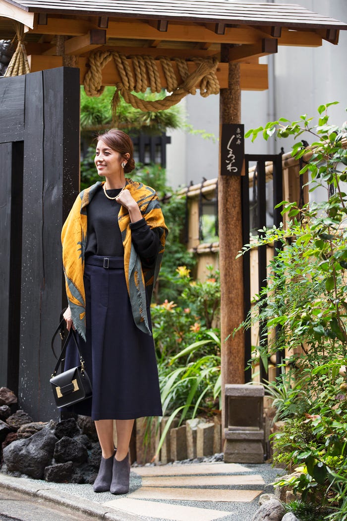 ブラックスエット¥12,000/アダム エ ロペ ベルトつきスカート¥16,000/ELFORBR ストール¥13,000/マニプリ(クルーン ア ソング 銀座マロニエゲート) ビジューイヤリング¥15,000/グリン、レザーショルダーバッグ¥9,000/ビアンキーニ(ともにシップス 有楽町店) パールネックレス¥6,300/imac スエードブーティ¥28,000/タラントン by ダイアナ(ダイアナ 銀座本店)(C)TOPLOG