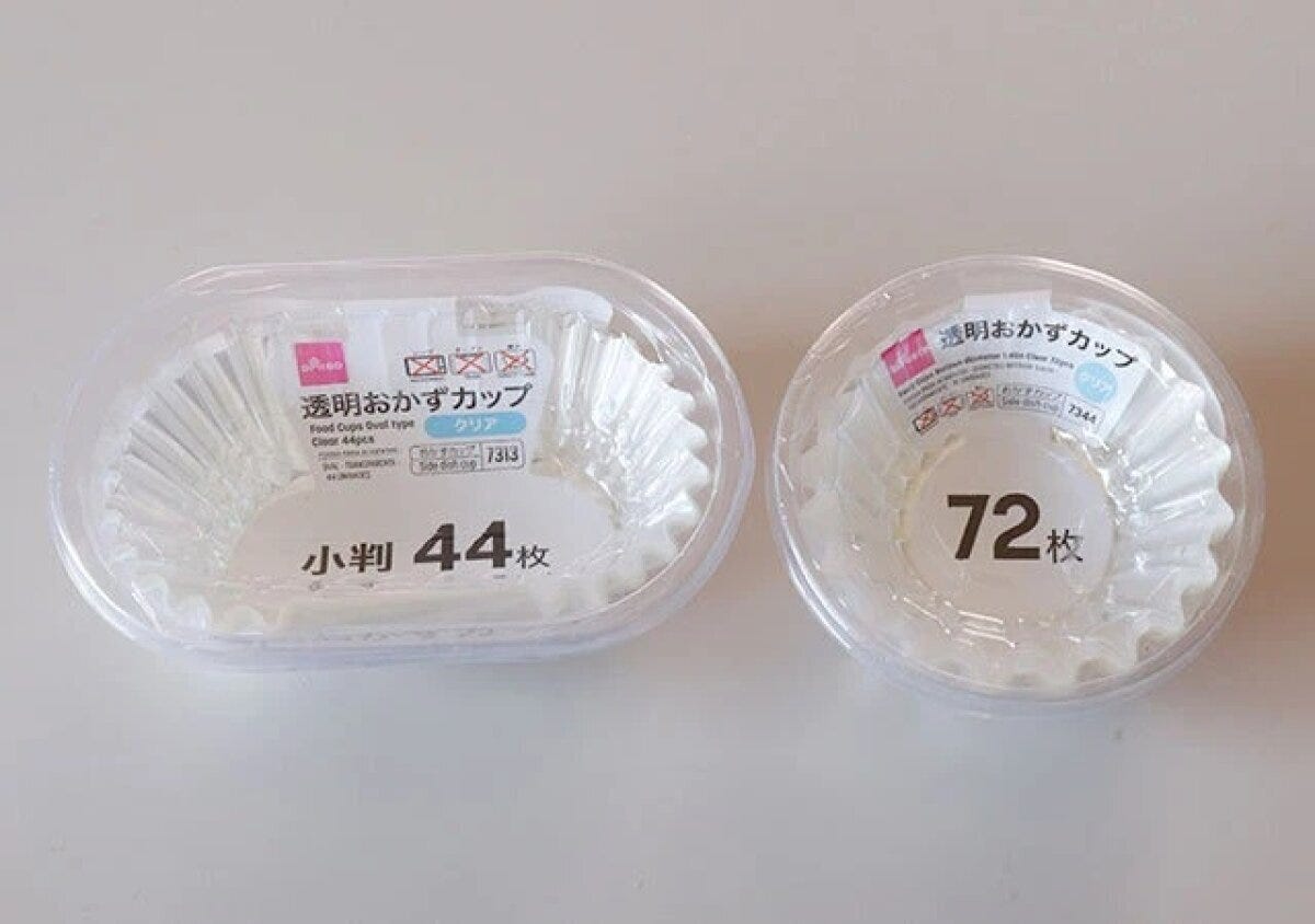 ダイソーの透明おかずカップ小判型44枚入りと丸型72枚入りの2種類のパッケージ