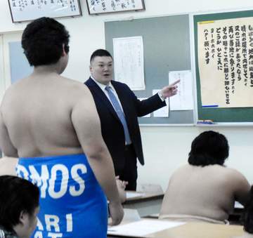 元勢が9年ぶり再開の相撲甚句授業、自ら美声響かせ指導 注目の“男前”大森も関心「エモいですね」