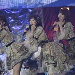 指原莉乃、渡辺麻友、柏木由紀／「AKB48グループ感謝祭～ランクインコンサート～（1～16位）」より（C）AKS