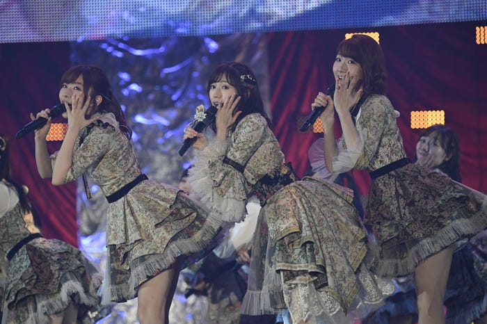 指原莉乃、渡辺麻友、柏木由紀/「AKB48グループ感謝祭~ランクインコンサート~(1~16位)」より(C)AKS