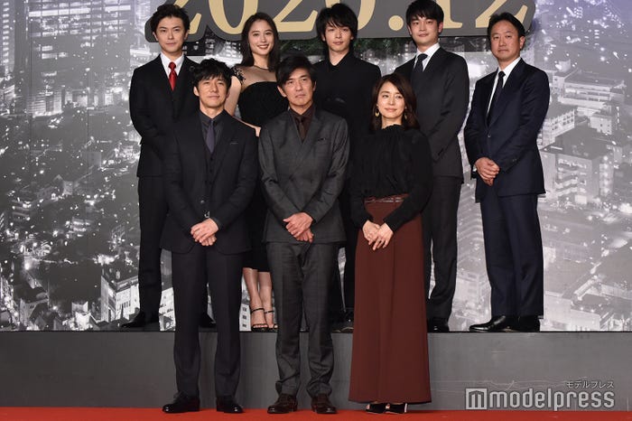 (後列左から)勝地涼、広瀬アリス、中村倫也、井之脇海、波多野貴文監督(前列左から)西島秀俊、佐藤浩市、石田ゆり子(C)モデルプレス