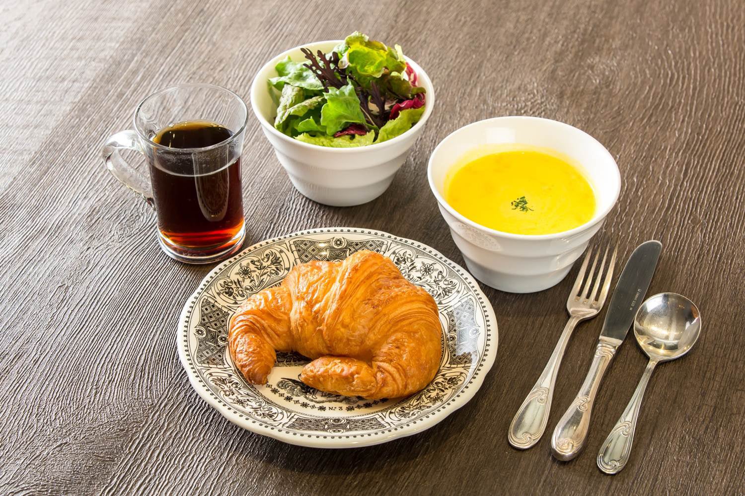 クロワッサン・ジャポネ　ドリンクセット400円（税抜）／画像提供：メゾン・ランドゥメンヌ・ジャポン