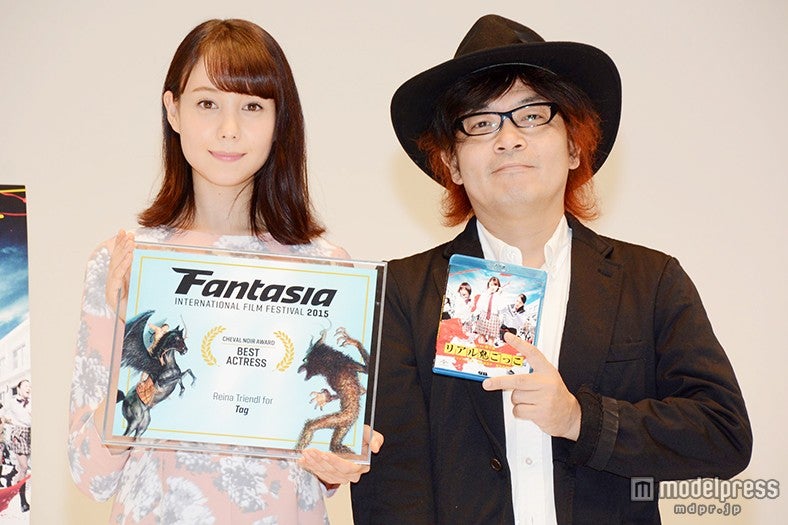 （左から）トリンドル玲奈、園子温監督