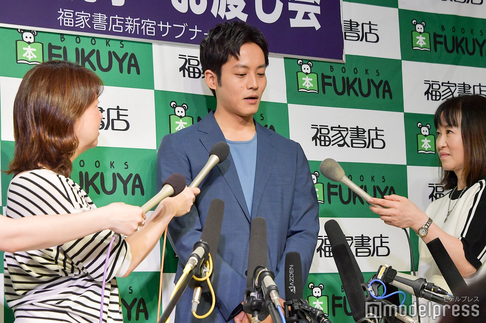 囲み取材では考えながら丁寧に回答 （C）モデルプレス