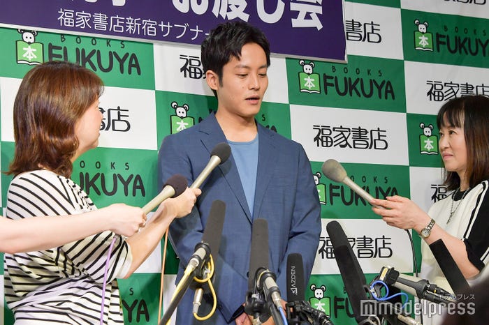 囲み取材では考えながら丁寧に回答 (C)モデルプレス