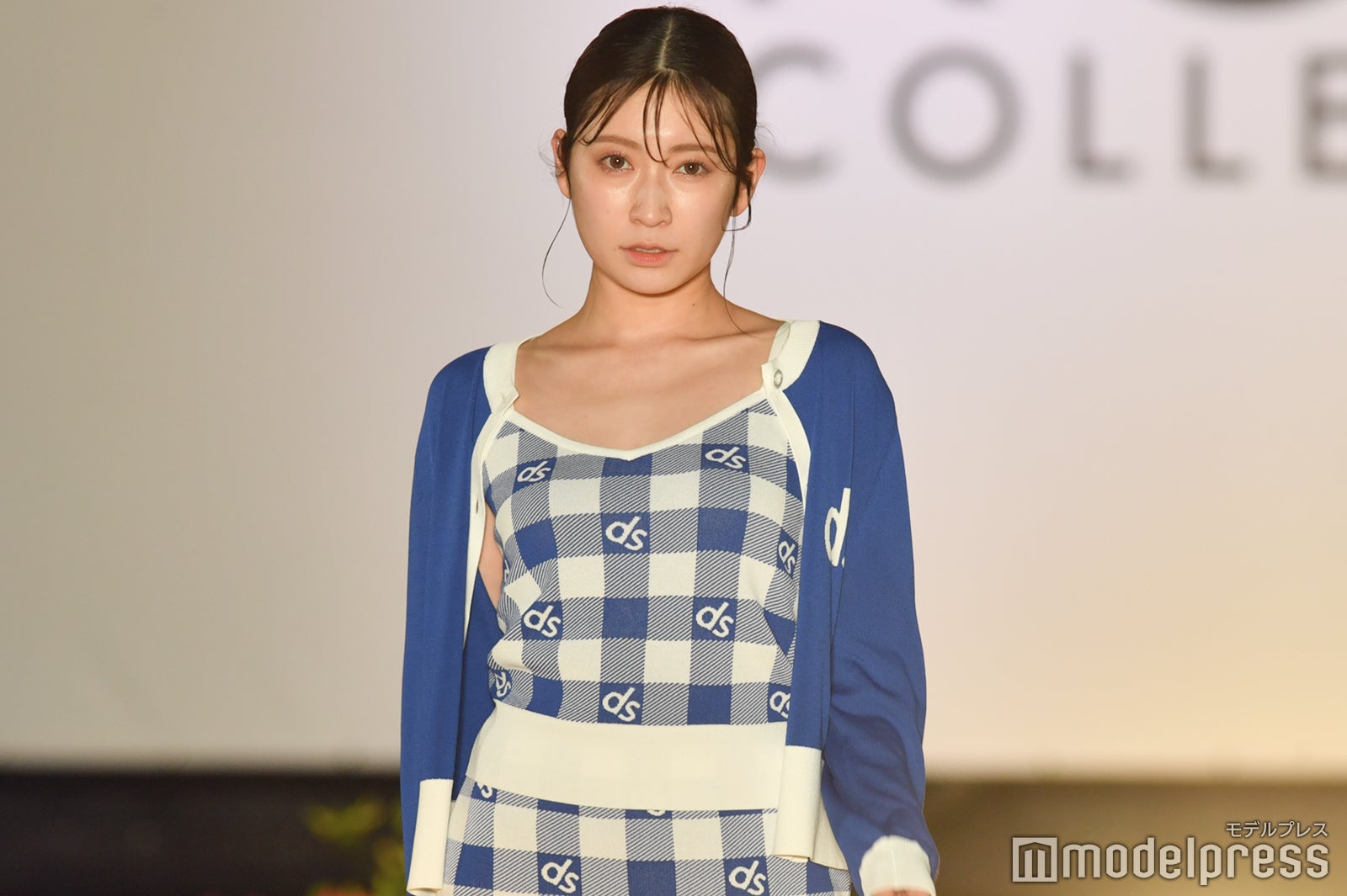 吉田朱里、ミニスカで美脚際立つ 美デコルテも披露＜神コレ2023S