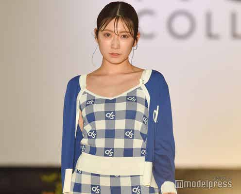 吉田朱里、ミニスカで美脚際立つ 美デコルテも披露<神コレ2023S/S>