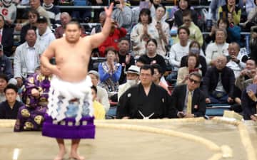「めっちゃ映るところに」大混戦の春場所に衝撃の著名人 白黒パーカーの大物芸能人に「似てる人かと思ったら本物」人気騎手には驚きの声「マジ？」「枝豆食べながらとは」