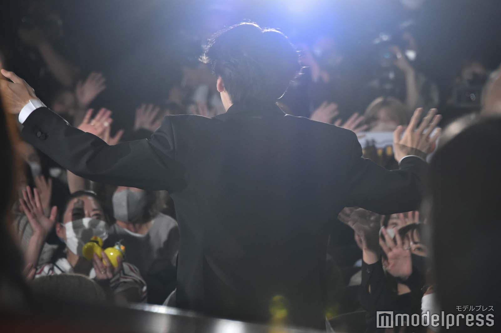 会場を駆け回ってファンサービスする萩原利久（C）モデルプレス