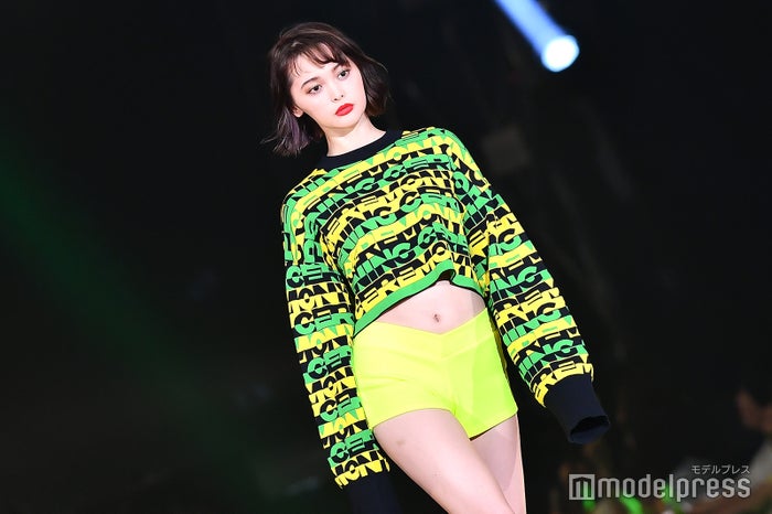 玉城ティナ へそ出し 美脚見せ 抜群スタイルにうっとり Tgc富山18 モデルプレス 玉城ティナ へそ出し 美脚見せ 抜群スタイルにうっとり Tgc富山18 モデルプレス